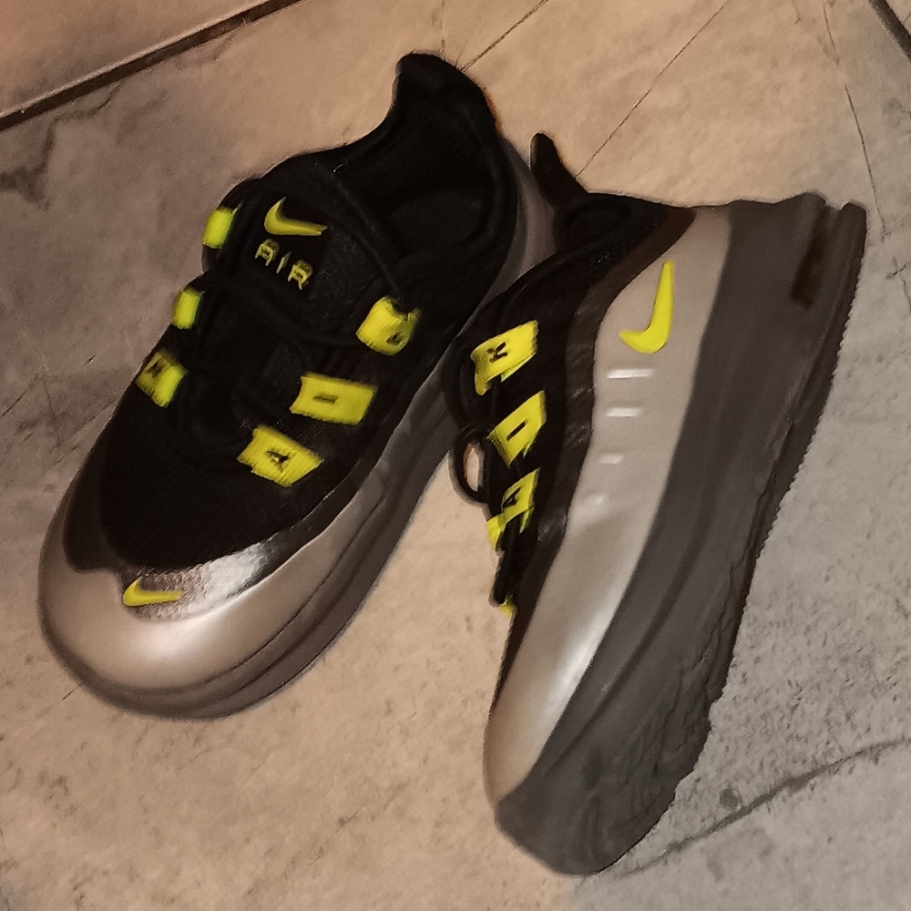 Nike - Picture 3 of 6